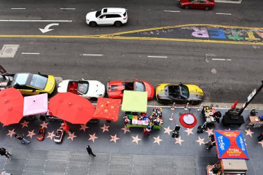 Los Angeles, Kaliforniya - 22 Kasım 2025: Hollywood Bulvarı ve Hollywood ve Dolby Tiyatrosu 'nun çatı terasından Şöhret Yolu