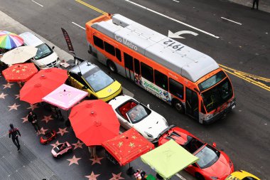 Los Angeles, Kaliforniya - 22 Kasım 2025: Hollywood Bulvarı ve Hollywood ve Dolby Tiyatrosu 'nun çatı terasından Şöhret Yolu