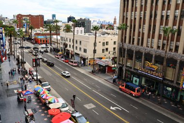 Los Angeles, Kaliforniya - 22 Kasım 2025: Hollywood Bulvarı ve Hollywood ve Dolby Tiyatrosu 'nun çatı terasından Şöhret Yolu