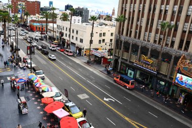 Los Angeles, Kaliforniya - 22 Kasım 2025: Hollywood Bulvarı ve Hollywood ve Dolby Tiyatrosu 'nun çatı terasından Şöhret Yolu