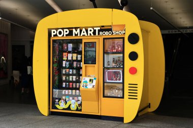 Los Angeles, California - 22 Kasım 2025: POP MART Robo Shop otomat otomatı