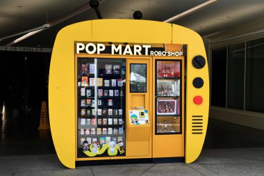 Los Angeles, California - 22 Kasım 2025: POP MART Robo Shop otomat otomatı