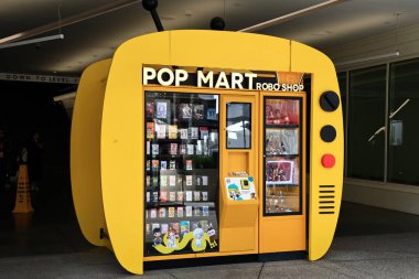 Los Angeles, California - 22 Kasım 2025: POP MART Robo Shop otomat otomatı