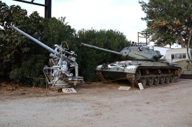 Güney El Monte, Kaliforniya - 11 Kasım 2025: Tankland, Amerikan Askeri Müzesi. Tarihi tanklar, zırhlı araçlar, topçular ve diğer askeri teçhizatlarla açık hava sergisi