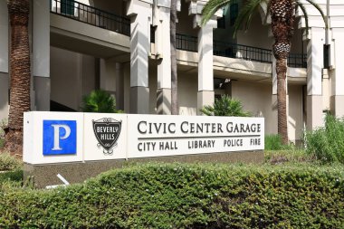 Beverly Hills, California - 27 Ekim 2025: Beverly Hills Şehir Merkezi. Bina mimar Charles Moore tarafından İspanyol Uyanışı, Art Deco ve Post-Modern stillerin karışımı olarak tasarlandı.