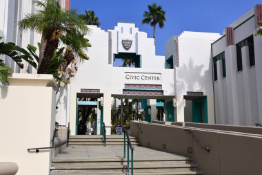 Beverly Hills, California - 27 Ekim 2025: Beverly Hills Şehir Merkezi. Bina mimar Charles Moore tarafından İspanyol Uyanışı, Art Deco ve Post-Modern stillerin karışımı olarak tasarlandı.