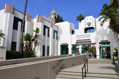 Beverly Hills, California - 27 Ekim 2025: Beverly Hills Şehir Merkezi. Bina mimar Charles Moore tarafından İspanyol Uyanışı, Art Deco ve Post-Modern stillerin karışımı olarak tasarlandı.