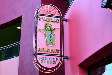 Los Angeles, California - 5 Kasım 2025: Voodoo Çöreği, sihir delikte. Voodoo Donut bir Amerikan donut şirketidir.