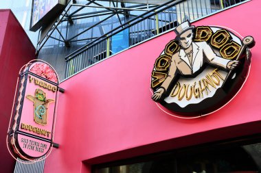 Los Angeles, California - 5 Kasım 2025: Voodoo Çöreği, sihir delikte. Voodoo Donut bir Amerikan donut şirketidir.
