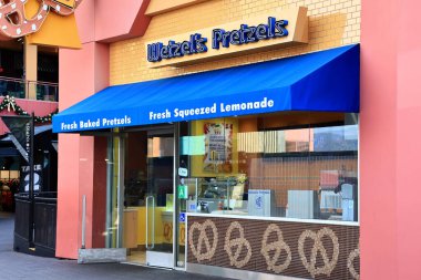 Los Angeles, Kaliforniya - 5 Kasım 2025: Wetzel 's Pretzels, Amerikan fast-food restoran zinciri, simit ve sosisli sandviç üzerine uzmanlaşmış