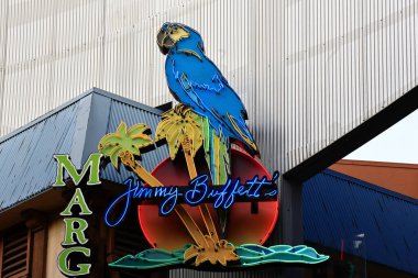 Los Angeles, Kaliforniya - 5 Kasım 2025: Jimmy Buffetts Margaritaville Tropikal temalı restoran ve Universal Stüdyoları Şehir Yolu 'ndaki bar