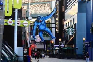 Los Angeles, Kaliforniya - 5 Kasım 2025: Universal Stüdyoları CityWalk 'da ikonik mavi King Kong gorili, ünlü manzara ve fotoğraf noktası