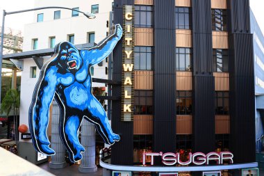 Los Angeles, Kaliforniya - 5 Kasım 2025: Universal Stüdyoları CityWalk 'da ikonik mavi King Kong gorili, ünlü manzara ve fotoğraf noktası