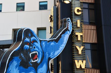 Los Angeles, Kaliforniya - 5 Kasım 2025: Universal Stüdyoları CityWalk 'da ikonik mavi King Kong gorili, ünlü manzara ve fotoğraf noktası