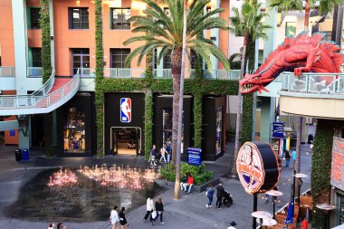 Los Angeles, Kaliforniya - 5 Kasım 2025: Universal Stüdyoları 'ndaki büyük kırmızı ejderha Şehir Yürüyüşü, fantezi temalı dönüm noktası