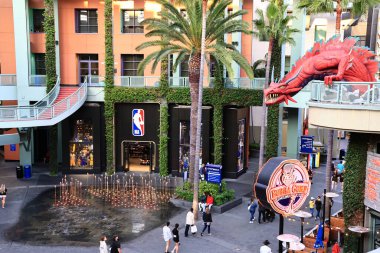 Los Angeles, Kaliforniya - 5 Kasım 2025: Universal Stüdyoları 'ndaki büyük kırmızı ejderha Şehir Yürüyüşü, fantezi temalı dönüm noktası