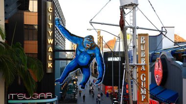 Los Angeles, Kaliforniya - 5 Kasım 2025: Universal Stüdyoları CityWalk 'da ikonik mavi King Kong gorili, ünlü manzara ve fotoğraf noktası