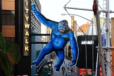 Los Angeles, Kaliforniya - 5 Kasım 2025: Universal Stüdyoları CityWalk 'da ikonik mavi King Kong gorili, ünlü manzara ve fotoğraf noktası