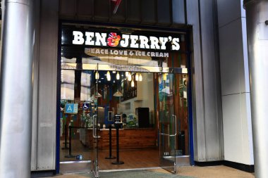 Los Angeles, California - 5 Kasım 2025: Ben & Jerry 's Dondurma dükkanı, Vermont' ta kurulan ikonik Amerikan dondurma markası