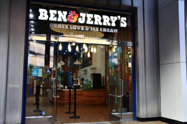 Los Angeles, California - 5 Kasım 2025: Ben & Jerry 's Dondurma dükkanı, Vermont' ta kurulan ikonik Amerikan dondurma markası