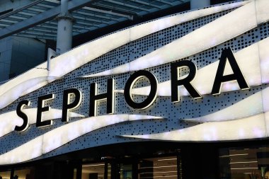 Los Angeles, Kaliforniya - 5 Kasım 2025: SEPHORA, çok uluslu kişisel bakım ve güzellik ürünleri perakendecisi