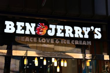 Los Angeles, California - 5 Kasım 2025: Ben & Jerry 's Dondurma dükkanı, Vermont' ta kurulan ikonik Amerikan dondurma markası