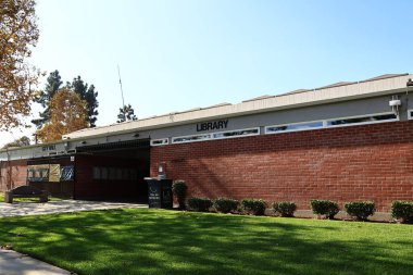 Cudahy, California - 8 Kasım 2025: 5218 Santa Ana Caddesi 'ndeki Cudahy Halk Kütüphanesi