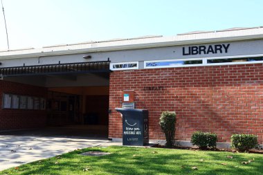 Cudahy, California - 8 Kasım 2025: 5218 Santa Ana Caddesi 'ndeki Cudahy Halk Kütüphanesi