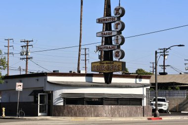 Ticaret, Kaliforniya - 8 Kasım 2025: Xris Burgers Restoranı kahvaltı, öğle ve akşam yemeği servisi 5243 E Washington Bulvarı