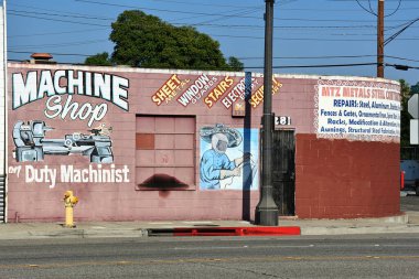 Ticaret, Kaliforniya - 8 Kasım 2025: Martinez Metalleri Taşınabilir Kaynak, MTZ Metal Müteahhitleri, 5281 E Washington Bulvarı 'nda yer almaktadır.