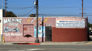 Ticaret, Kaliforniya - 8 Kasım 2025: Martinez Metalleri Taşınabilir Kaynak, MTZ Metal Müteahhitleri, 5281 E Washington Bulvarı 'nda yer almaktadır.