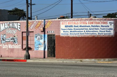 Ticaret, Kaliforniya - 8 Kasım 2025: Martinez Metalleri Taşınabilir Kaynak, MTZ Metal Müteahhitleri, 5281 E Washington Bulvarı 'nda yer almaktadır.