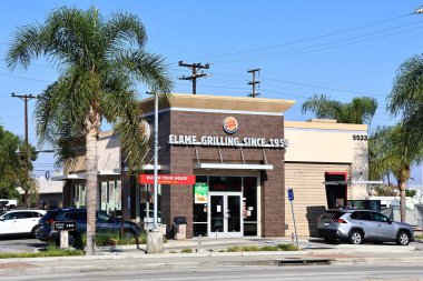 Ticaret, Kaliforniya - 8 Kasım 2025: Burger King fast food restoranının dış görünümü