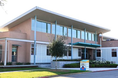 Ticaret, Kaliforniya - 8 Kasım 2025: Ticaret Şehri Belediye Binası 2535 Ticaret Yolu 'nda yer almaktadır