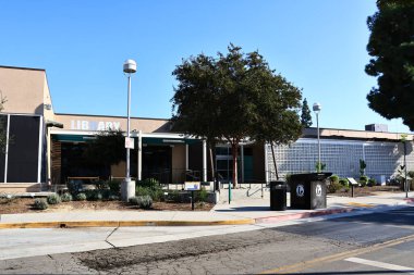 Ticaret, Kaliforniya - 8 Kasım 2025: Ticaret Konseyi Odaları ve Kütüphane Kompleksi 2535 Ticaret Yolu 'nda yer aldı