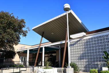 Ticaret, Kaliforniya - 8 Kasım 2025: Ticaret Konseyi Odaları ve Kütüphane Kompleksi 2535 Ticaret Yolu 'nda yer aldı