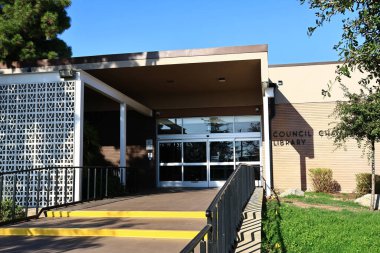 Ticaret, Kaliforniya - 8 Kasım 2025: Ticaret Konseyi Odaları ve Kütüphane Kompleksi 2535 Ticaret Yolu 'nda yer aldı