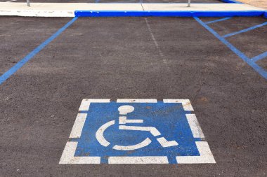 ABD - 11 Kasım 2025: Hiçbir Park Engelli Erişim Alanı İşaretlemesi Yok