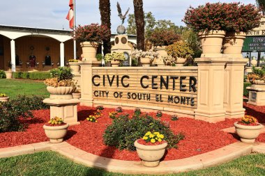 Güney El Monte, Kaliforniya - 11 Kasım 2025: Güney El Monte Şehir Merkezi, belediye binası ve halk merkezi