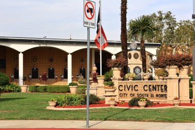 Güney El Monte, Kaliforniya - 11 Kasım 2025: Güney El Monte Şehir Merkezi, belediye binası ve halk merkezi