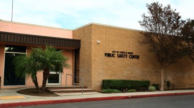 Güney El Monte, Kaliforniya - 11 Kasım 2025: Kamu Güvenliği Merkezi dışişleri, kolluk kuvvetleri ve acil servisler için belediye tesisi