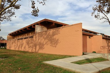 South El Monte, California - 11 Kasım 2025: South El Monte Community Center at 1530 Central Avenue, Kamu Etkinlikleri ve Faaliyetleri Merkezi