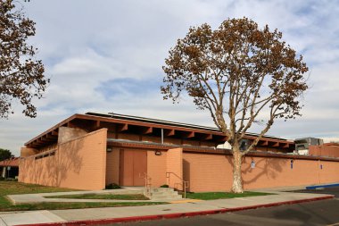 South El Monte, California - 11 Kasım 2025: South El Monte Community Center at 1530 Central Avenue, Kamu Etkinlikleri ve Faaliyetleri Merkezi