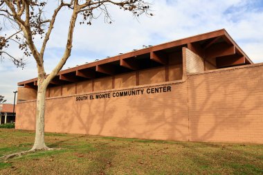South El Monte, California - 11 Kasım 2025: South El Monte Community Center at 1530 Central Avenue, Kamu Etkinlikleri ve Faaliyetleri Merkezi