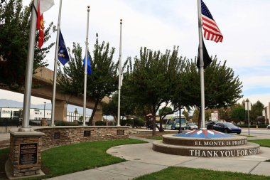 Güney El Monte, California - 11 Kasım 2025: El Monte Gaziler Anıt Parkı, Santa Anita Bulvarı ve Valley Bulvarı 'nın kesiştiği yerde Amerikan askerlerini onurlandırdı.