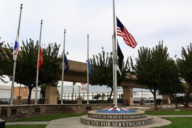 Güney El Monte, California - 11 Kasım 2025: El Monte Gaziler Anıt Parkı, Santa Anita Bulvarı ve Valley Bulvarı 'nın kesiştiği yerde Amerikan askerlerini onurlandırdı.