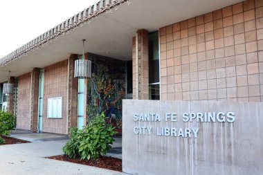 Santa Fe Springs, Kaliforniya - 22 Kasım 2025: Santa Fe Springs Şehir Kütüphanesi Bronz heykeli Dennis Smith 'in 