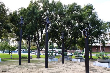 Santa Fe Springs, Kaliforniya - 22 Kasım 2025: Uçan Rüyalar Meydanı 'ndaki Dennis Smith heykellerinin ayrıntıları, Pioneer Bulvarı ve Telegraph Yolu' nun güneybatı köşesi.