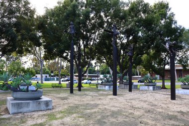 Santa Fe Springs, Kaliforniya - 22 Kasım 2025: Uçan Rüyalar Meydanı 'ndaki Dennis Smith heykellerinin ayrıntıları, Pioneer Bulvarı ve Telegraph Yolu' nun güneybatı köşesi.