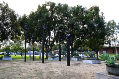 Santa Fe Springs, Kaliforniya - 22 Kasım 2025: Uçan Rüyalar Meydanı 'ndaki Dennis Smith heykellerinin ayrıntıları, Pioneer Bulvarı ve Telegraph Yolu' nun güneybatı köşesi.